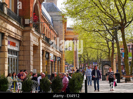 Cafe de la chaussée et scène de rue, Peterborough Cambridgeshire, Angleterre, Royaume-Uni Banque D'Images