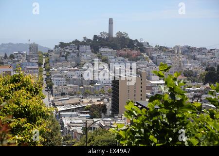 La Coit Tower sur Telegraph Hill vu de Nob Hill, San Francisco. Banque D'Images