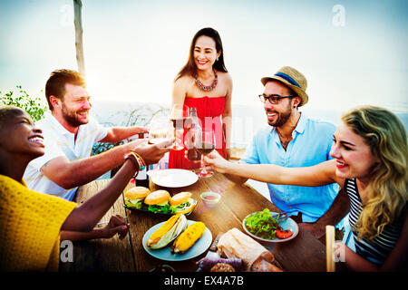 Cheers Plage d'amitié Célébration Dîner Concept Banque D'Images