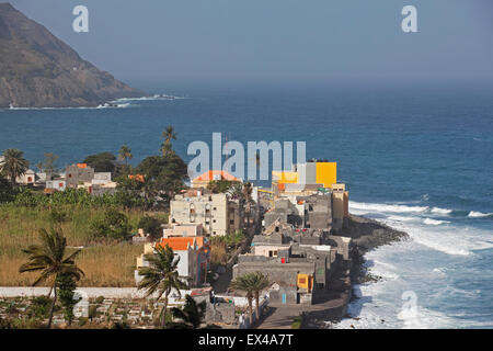 Le village Ribeira Grande sur la côte de l'île de Santo Antão, Cap Vert / Cabo Verde, l'Afrique de l'Ouest Banque D'Images