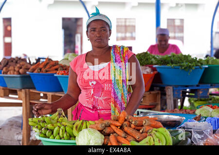 Creole femme vendant des fruits et légumes au marché dans la ville Mindelo sur l'île de São Vicente, Cap Vert, Afrique de l'Ouest Banque D'Images