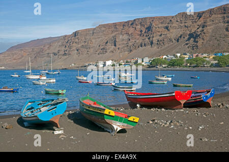 Bateaux de pêche en bois coloré sur la plage de sable noir de Tarrafal de Sao Nicolau sur l'île de São Nicolau, Cap Vert, Afrique Banque D'Images