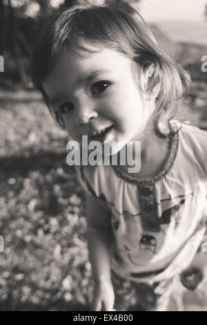 Portrait d'une petite fille d'exprimer le bonheur, beau sourire et de grands yeux. Banque D'Images