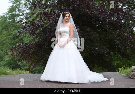 Belle jeune femme mariée en robe blanche le jour de son mariage Banque D'Images