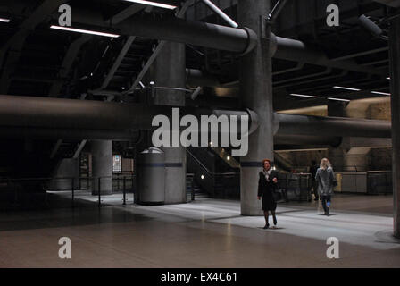 Londres, Royaume-Uni, 12 mars 2014, l'intérieur de la station de métro Westminster. Banque D'Images