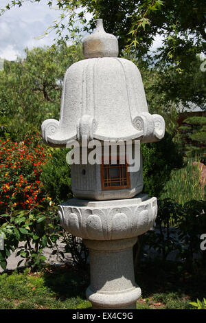 Jardin Japonais, lanterne de pierre, Monaco. Ornement de jardin japonais. Banque D'Images