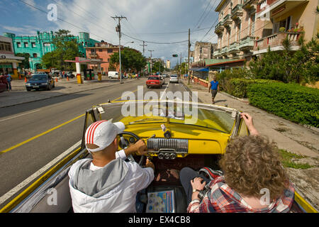 Streetview horizontale de la conduite dans la Havane en une Chevrolet décapotable, Cuba. Banque D'Images