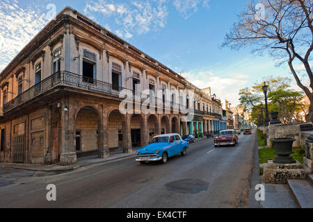 Street view horizontale de bâtiments en ruine à La Havane, Cuba. Banque D'Images