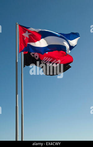 Vue verticale du drapeau national de Cuba et le drapeau révolutionnaire à Santiago de Cuba. Banque D'Images