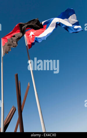 Vue verticale du drapeau national de Cuba et le drapeau révolutionnaire à Santiago de Cuba à la place de la Révolution Antonio Maceo Banque D'Images