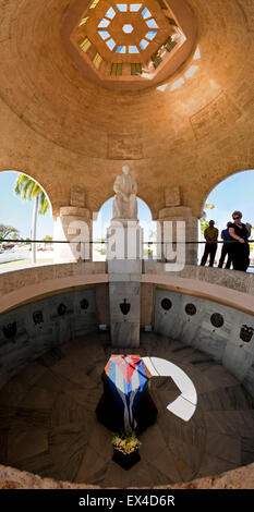 (2 Vertical photo stitch) vue de mausolée de Jose Marti à Santiago de Cuba, Cuba. Banque D'Images