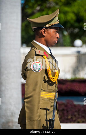Portrait vertical d'un garde de la transpiration dans la chaleur à la mausolée de Jose Marti à Santiago de Cuba, Cuba. Banque D'Images
