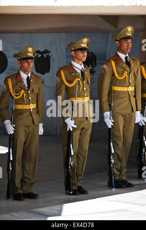 Vue verticale de la garde à la mausolée de Jose Marti à Santiago de Cuba, Cuba. Banque D'Images