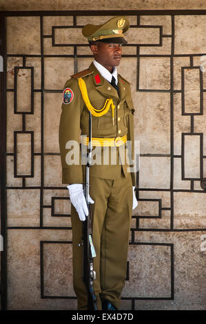 Portrait vertical d'un garde dans le Mausolée de Jose Marti à Santiago de Cuba, Cuba. Banque D'Images