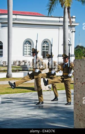 Vue verticale de la garde funny mars au mausolée de Jose Marti à Santiago de Cuba, Cuba. Banque D'Images