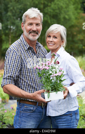 Portrait de senior au Garden Centre Banque D'Images
