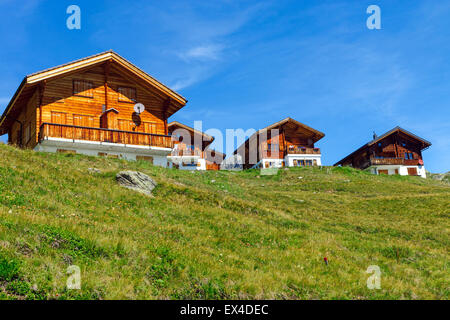 Maisons typiques en bois vu dans les Alpes suisses Banque D'Images