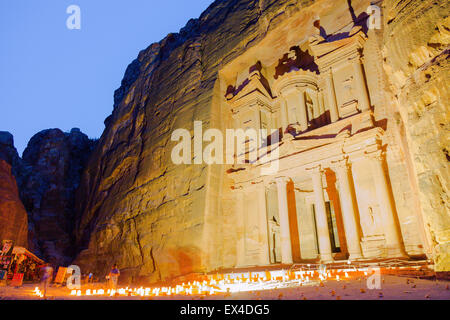 Petra, Jordanie, 8 juin. Vue incroyable sur le Conseil du Trésor à Petra de nuit. Banque D'Images