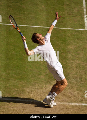 Wimbledon, Londres, Royaume-Uni. 6 juillet, 2015. Tennis, Wimbledon, Andy Murray (GBR) sert à Karlovic Crédit : Henk Koster/Alamy Live News Banque D'Images