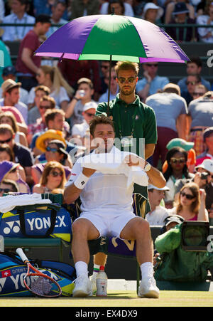 Wimbledon, Londres, Royaume-Uni. 6 juillet, 2015. Tennis, Wimbledon, Stan Wawrinka (SUI) lors de changement de son match contre David Goffin de Belgique Crédit : Henk Koster/Alamy Live News Banque D'Images