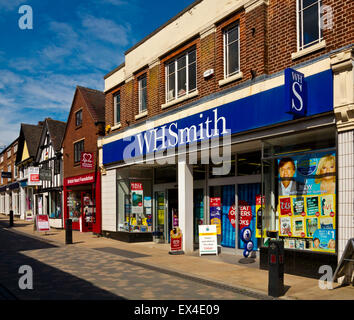 Magasins dans le centre-ville Uttoxeter Staffordshire England UK de WH Smith marchand en premier plan Banque D'Images