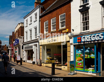 Magasins dans le centre-ville Uttoxeter Staffordshire England UK avec Greggs bakery et fast-food shop en premier plan Banque D'Images