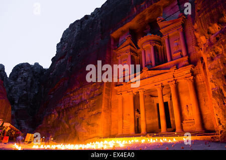 Petra, Jordanie, 8 juin. Vue incroyable sur le Conseil du Trésor à Petra de nuit. Banque D'Images