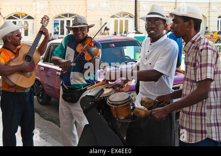 Vue horizontale typique d'un groupe de salsa de la rue dans les rues de Santiago de Cuba, Cuba. Banque D'Images