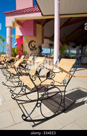 Vue verticale de rotin chaises à bascule à Santiago de Cuba, Cuba. Banque D'Images