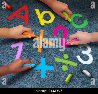 Concept d'apprentissage communautaire de l'éducation comme un groupe d'enfants tenant l'écriture et le dessin à la craie la lecture et les symboles mathématiques sur l'asphalte comme métaphore pour travailler ensemble dans l'amitié pour le soutien scolaire. Banque D'Images