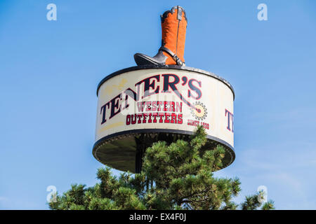 Un pôle signe avec un cowboy boot l'affichage publicitaire de l'Ouest Tener Outfitters à Oklahoma City, Oklahoma, USA. Banque D'Images