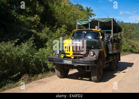 Vue horizontale d'un vieux camion militaire russe en Topes de Collantes Parc National de Cuba. Banque D'Images