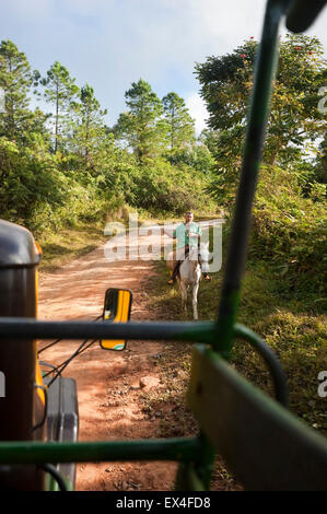 Vue verticale d'un vieux camion militaire russe du transport de touristes autour de Topes de Collantes Parc National de Cuba. Banque D'Images