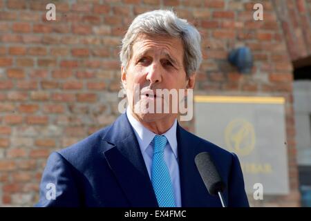 Vienne, Autriche. 6 juillet, 2015. Le secrétaire d'Etat américain John Kerry aborde les médias lors d'une pause dans le P5 +1 pays membre des négociations avec des responsables iraniens sur l'avenir du programme nucléaire le 5 juillet 2015 à Vienne, Autriche. Banque D'Images