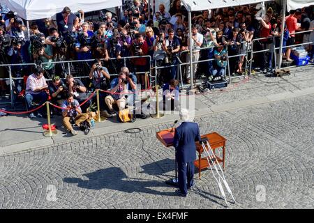 Vienne, Autriche. 6 juillet, 2015. Le secrétaire d'Etat américain John Kerry aborde les médias lors d'une pause dans le P5 +1 pays membre des négociations avec des responsables iraniens sur l'avenir du programme nucléaire le 5 juillet 2015 à Vienne, Autriche. Banque D'Images