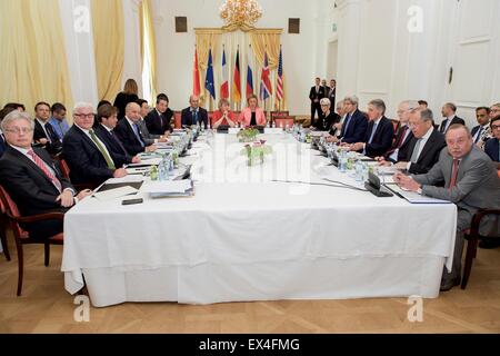 Vienne, Autriche. 6 juillet, 2015. Le secrétaire d'Etat américain John Kerry s'assoit avec les ministres des affaires étrangères des pays membres de P5 +1 avant de rencontrer avec les responsables iraniens au milieu des négociations sur l'avenir du programme nucléaire le 6 juillet 2015 à Vienne, Autriche. Banque D'Images