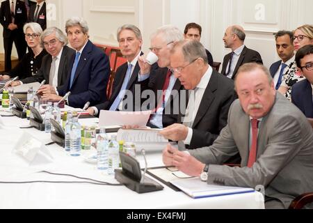 Vienne, Autriche. 6 juillet, 2015. Le secrétaire d'Etat américain John Kerry s'assoit avec les ministres des affaires étrangères des pays membres de P5 +1 avant de rencontrer avec les responsables iraniens au milieu des négociations sur l'avenir du programme nucléaire le 6 juillet 2015 à Vienne, Autriche. Banque D'Images