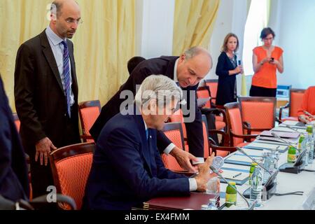 Vienne, Autriche. 6 juillet, 2015. Le secrétaire d'Etat américain John Kerry s'entretient avec le Ministre français des Affaires étrangères, Laurent Fabius avant avant de rencontrer avec les responsables iraniens au milieu des négociations sur l'avenir du programme nucléaire le 6 juillet 2015 à Vienne, Autriche. Banque D'Images