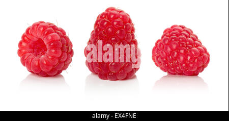 Framboises juteuses mûres sur le fond blanc. Banque D'Images