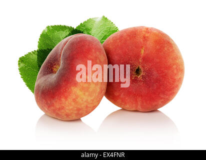 Deux feuilles de pêches avec fig mûrs isolé sur fond blanc. Banque D'Images