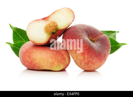 Ripe fig peach tranche avec feuilles isolées sur fond blanc. Banque D'Images