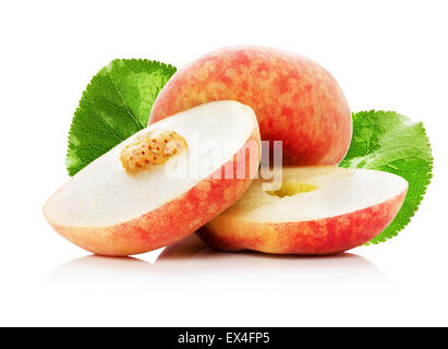 Ripe fig peach tranche avec feuilles isolées sur fond blanc. Banque D'Images