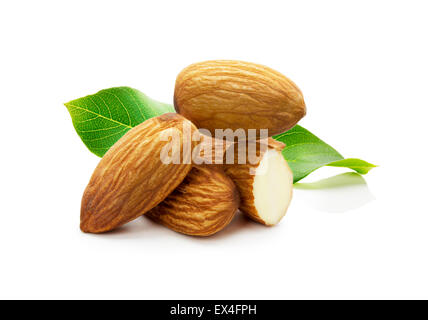 Amandes avec des feuilles isolées sur fond blanc. Banque D'Images