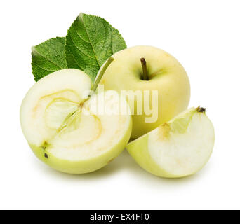Les pommes juteuses avec des feuilles isolées sur fond blanc. Banque D'Images