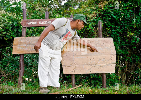 Portrait d'un horizontal tour guide soulignant le sentier dans le Parc National Turquino, Cuba. Banque D'Images