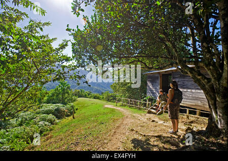 Vue horizontale de touristes au poste de commandement dans le Parc National Turquino, Cuba. Banque D'Images