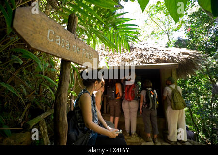 Vue horizontale d'un groupe en voyage organisé au siège du Fidel au cours de la Révolution cubaine dans le Parc National Turquino, Cuba. Banque D'Images