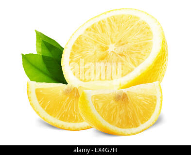 Les tranches de citron avec des feuilles isolées sur fond blanc. Banque D'Images