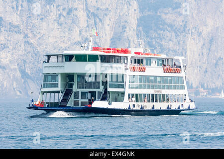 Lago, ITALIE - 2 juin : ferry traversant le lac de Garde à Castelletto, Italie le 2 juin 2015. Banque D'Images