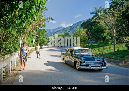 Vue horizontale d'une vieille voiture américaine conduite en parc national Turquino, Cuba. Banque D'Images